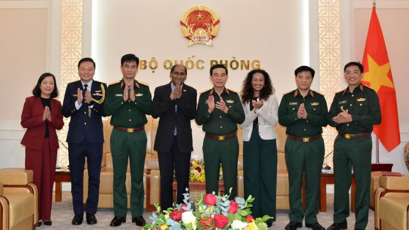 Đại tướng Phan Văn Giang, Đại sứ Jaya Ratnam và các đại biểu tại cuộc tiếp.