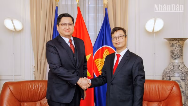 Đại sứ Trịnh Đức Hải chân thành cảm ơn Đại sứ Kalamoungkhoune Souphanouvong và Đoàn Đại sứ quán Lào về những lời chúc tốt đẹp nhân dịp Đại hội XIV của Đảng thành công rất tốt đẹp. 