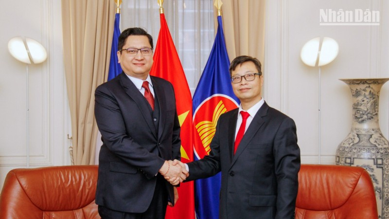 Đại sứ Trịnh Đức Hải chân thành cảm ơn Đại sứ Kalamoungkhoune Souphanouvong và Đoàn Đại sứ quán Lào về những lời chúc tốt đẹp nhân dịp Đại hội XIV của Đảng thành công rất tốt đẹp. 