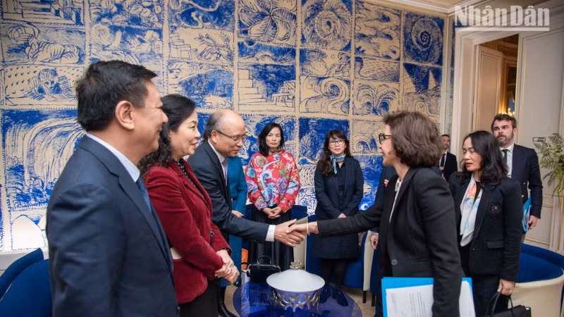 Bộ trưởng Văn hóa Pháp Rachida Dati và Tiến sĩ Ngô Phương Lan nhất trí về việc tăng cường hợp tác sản xuất phim hoạt hình như một ưu tiên mới. (Ảnh: KHẢI HOÀN)