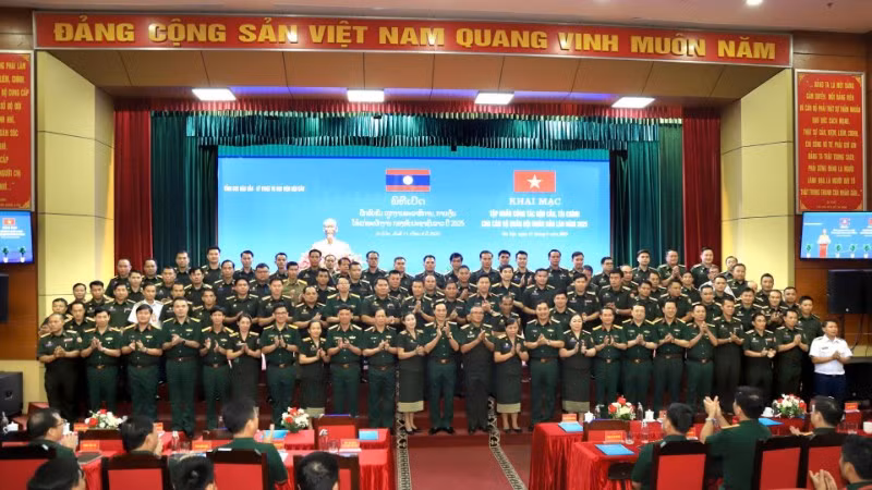 Lãnh đạo Tổng cục Hậu cần-Kỹ thuật và Học viện Hậu cần chụp ảnh chung với các cán bộ Quân đội Lào tham gia tập huấn.