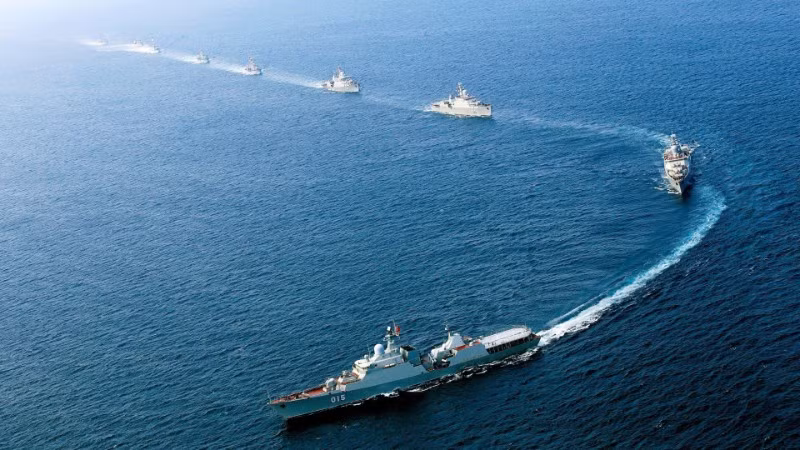 Lực lượng tàu mặt nước của Hải quân luyện tập diễu binh trên biển.