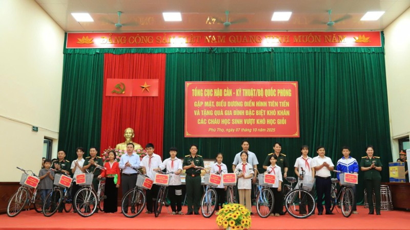 Đoàn công tác Tổng cục Hậu cần-Kỹ thuật và Cấp ủy, chính quyền địa phương tặng xe đạp cho học sinh vượt khó học giỏi.