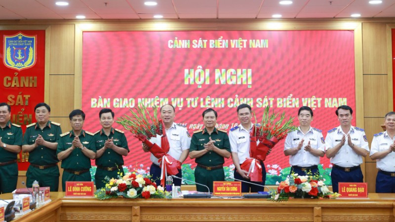 Đại tướng Nguyễn Tân Cương tặng hoa chúc mừng Trung tướng Lê Quang Đạo và Thiếu tướng Lê Đình Cường.
