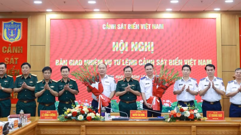 Đại tướng Nguyễn Tân Cương tặng hoa chúc mừng Trung tướng Lê Quang Đạo và Thiếu tướng Lê Đình Cường.