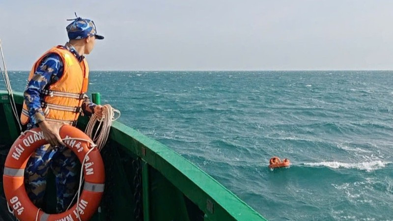 Cán bộ, chiến sĩ Tàu 954 tiếp cận các thuyền viên.