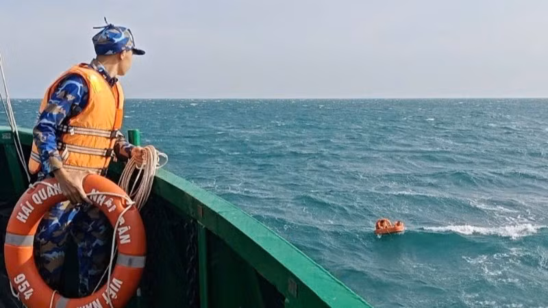 Cán bộ, chiến sĩ Tàu 954 tiếp cận các thuyền viên.