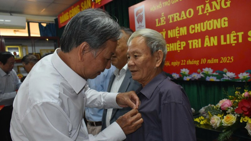 Trao Kỷ niệm chương "Vì sự nghiệp tri ân liệt sĩ".