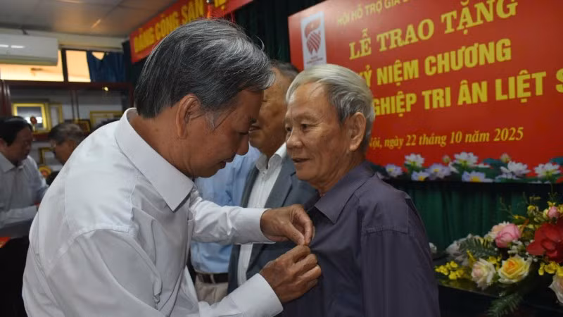 Trao Kỷ niệm chương "Vì sự nghiệp tri ân liệt sĩ".