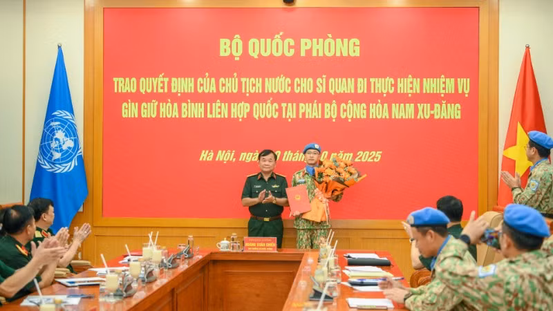Thượng tướng Hoàng Xuân Chiến trao quyết định của Chủ tịch nước cử sĩ quan đi thực hiện nhiệm vụ gìn giữ hòa bình Liên hợp quốc