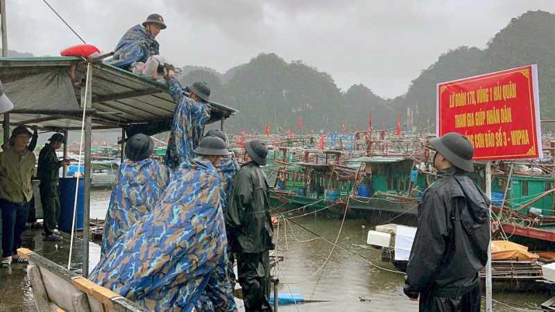Cán bộ, chiến sĩ Lữ đoàn 170 tiến hành gia cố, chằng buộc mái tôn.