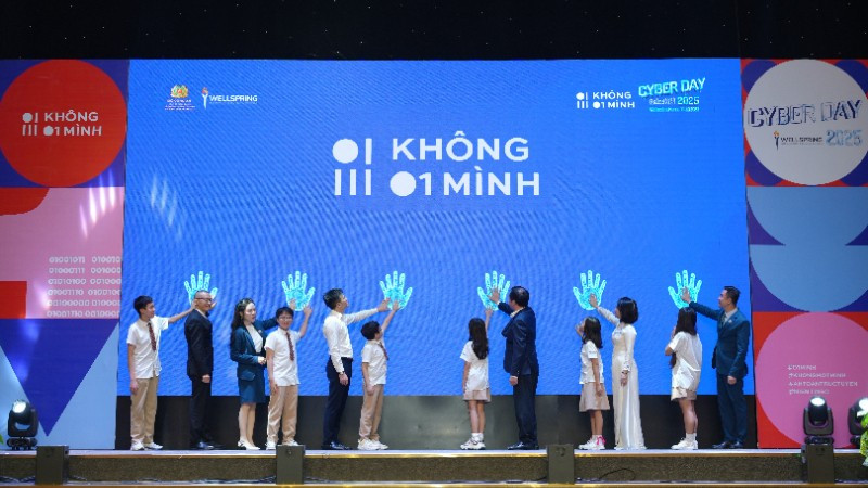 Các đại biểu và các em học sinh kích hoạt hưởng ứng chiến dịch "Không 1 mình". (Ảnh: KHẮC KIÊN)