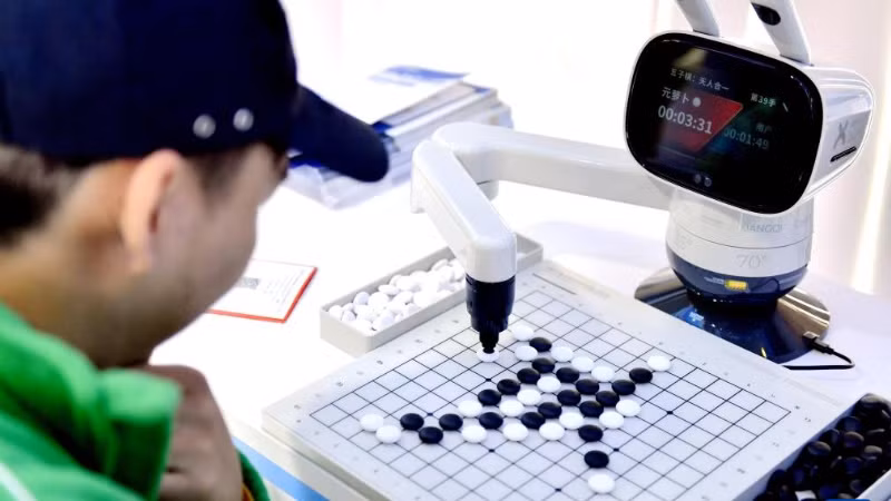 Khách tham quan thi đấu cờ ca-rô với người máy tại Triển lãm kinh tế số quốc tế Trung Quốc 2025. (Ảnh: Tân Hoa xã)