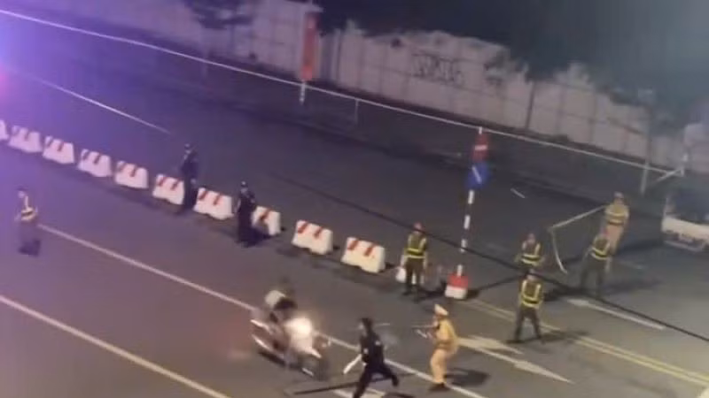 Hai đối tượng không chấp hành hiệu lệnh, đâm thẳng xe vào lực lượng thực thi nhiệm vụ.