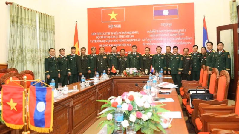 Đoàn đại biểu hai bên.