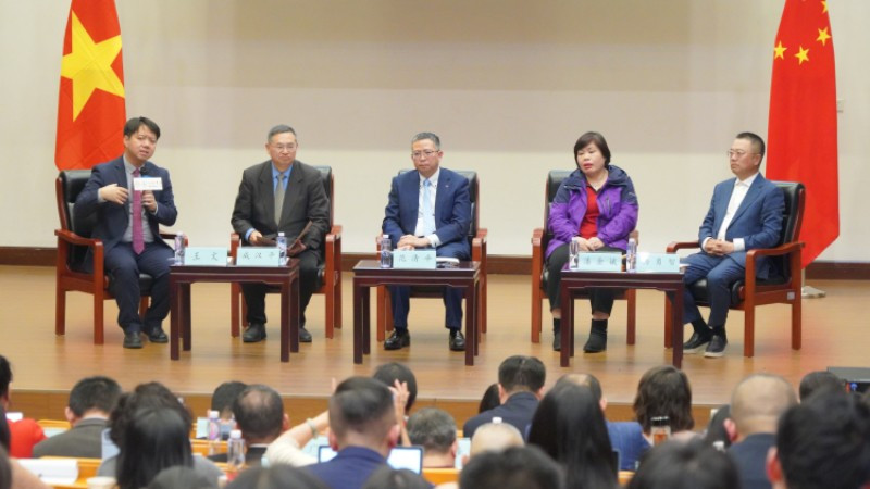 Đại sứ Phạm Thanh Bình (giữa) trao đổi chuyên đề tại Đại học Nhân dân Trung Quốc.