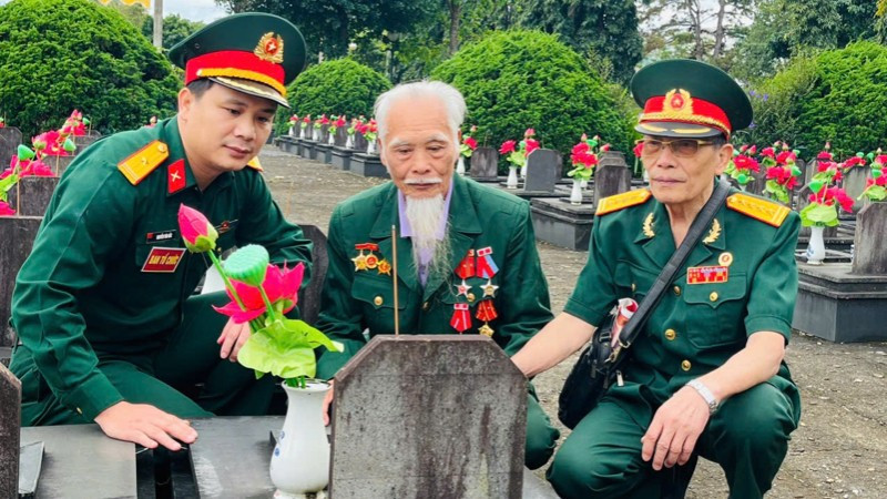 Các cựu chiến binh Sư đoàn 1 Anh hùng thắp hương tưởng nhớ đồng đội tại Nghĩa trang Liệt sĩ tỉnh Gia Lai.