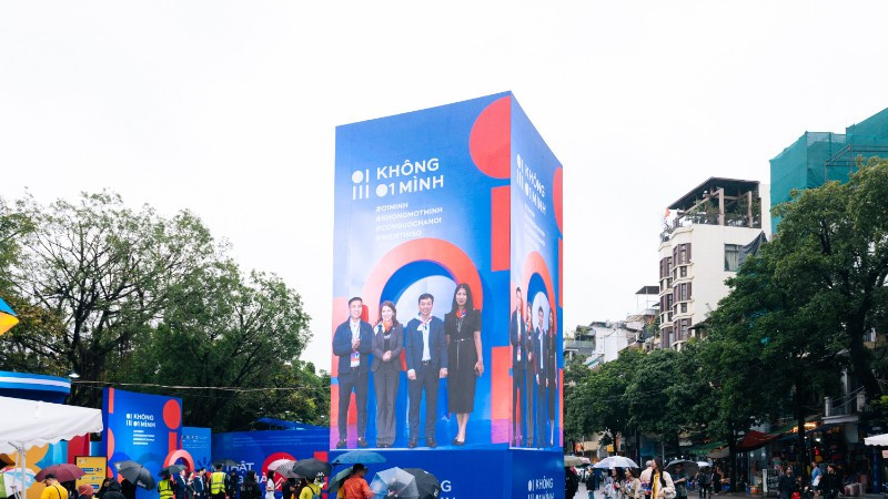 Dù thời tiết không thuận lợi, vẫn có rất đông học sinh và phụ huynh tham quan, trải nghiệm Ngày hội An toàn trực tuyến.