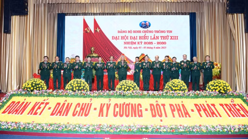 Thượng tướng Nguyễn Quang Ngọc tặng hoa chúc mừng Ban Chấp hành Đảng bộ Binh chủng nhiệm kỳ 2025-2030.