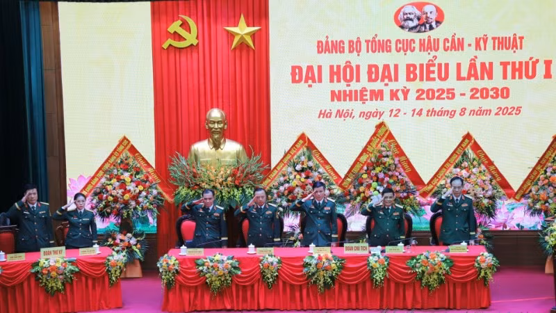 Đoàn Chủ tịch điều hành đại hội.