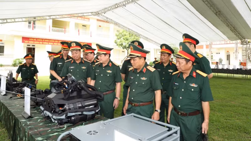 Thượng tướng Lê Huy Vịnh, Thứ trưởng Quốc phòng và Trung tướng Trần Minh Đức, Chủ nhiệm Tổng cục Hậu cần-Kỹ thuật tham quan khu trưng bày vũ khí, trang bị kỹ thuật của Binh chủng Đặc công.