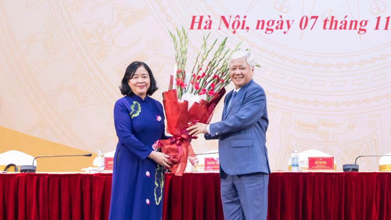 Đồng chí Đỗ Văn Chiến tặng hoa chúc mừng đồng chí Bùi Thị Minh Hoài. 