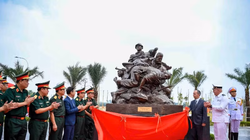 Thượng tướng Hoàng Xuân Chiến, Ủy viên Trung ương Đảng, Ủy viên Thường vụ Quân ủy Trung ương, Thứ trưởng Quốc phòng và Đại sứ Cuba tại Việt Nam Rogelio Polanco Fuentes cùng kéo khăn đỏ khai trương biển cụm tượng chuyên gia quân sự Cuba. 