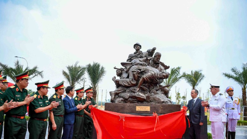 Thượng tướng Hoàng Xuân Chiến, Ủy viên Trung ương Đảng, Ủy viên Thường vụ Quân ủy Trung ương, Thứ trưởng Quốc phòng và Đại sứ Cuba tại Việt Nam Rogelio Polanco Fuentes cùng kéo khăn đỏ khai trương biển cụm tượng chuyên gia quân sự Cuba. 