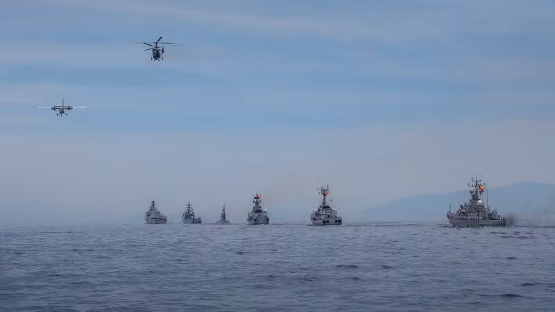 Biên đội máy bay DHC6 và trực thăng săn ngầm Ka28 cùng các biên đội tàu tên lửa tham gia diễu binh trên biển.