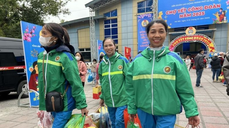 Niềm vui của đoàn viên, người lao động tham gia chương trình Chợ Tết Công đoàn năm 2025 do Liên đoàn Lao động thành phố Hà Nội tổ chức.