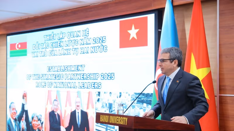 Đại sứ Shovgi Mehdizada giới thiệu quan hệ song phương Azerbaijan-Việt Nam. (Ảnh: Đại sứ quán Azerbaijan tại Việt Nam)