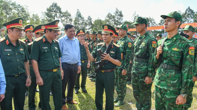 Đại tướng Nguyễn Tân Cương kiểm tra, động viên lực lượng tham gia lễ ra quân huấn luyện.