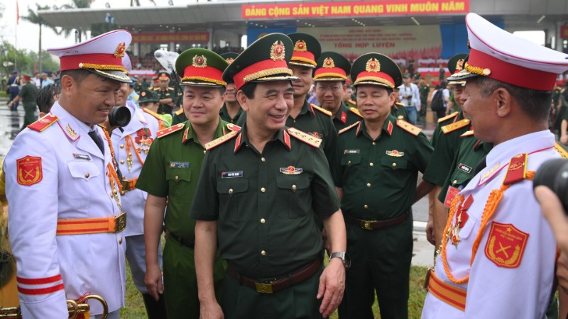 Bộ trưởng Quốc phòng Phan Văn Giang động viên các lực lượng tham gia diễu binh, diễu hành.