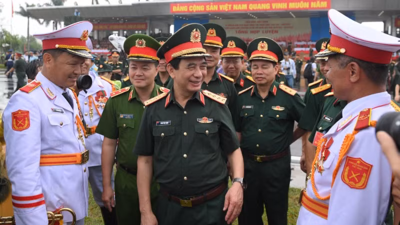 Bộ trưởng Quốc phòng Phan Văn Giang động viên các lực lượng tham gia diễu binh, diễu hành.