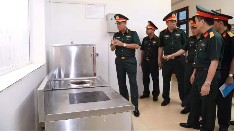 Kiểm tra công tác bảo đảm hậu cần cho khối xe pháo quân sự tập kết về Thủ đô Hà Nội.