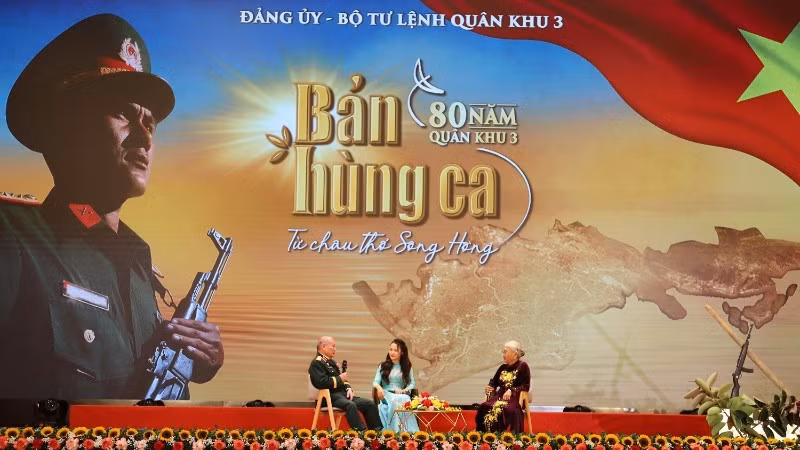 Thượng tướng Nguyễn Thế Trị và Anh hùng lực lượng vũ trang Nhân dân Trương Thị Tám phát biểu giao lưu với cán bộ, chiến sĩ lực lượng vũ trang Quân khu 3.