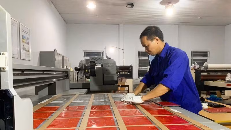 Nhân viên Phân xưởng Cơ khí-Cơ điện, Nhà máy Z157 tăng ca, tăng kíp sản xuất biển số xe bảo đảm kịp thời gian.