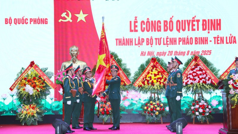 Đại tướng Nguyễn Tân Cương trao Quân kỳ Quyết thắng cho Bộ tư lệnh Pháo binh-Tên lửa.