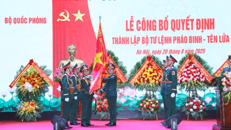 Đại tướng Nguyễn Tân Cương trao Quân kỳ Quyết thắng cho Bộ tư lệnh Pháo binh-Tên lửa.