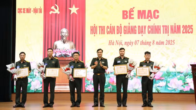 Lãnh đạo, chỉ huy Cục Xe máy-Vận tải trao Bằng khen cho các đồng chí đạt giải Nhất, Nhì, Ba tại hội thi.