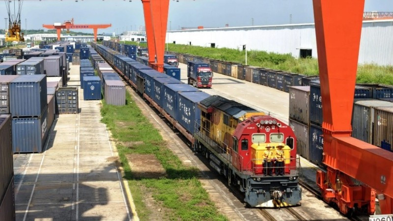 Một tàu chở hàng Trung Quốc-Việt Nam đang rời Cảng đường sắt Nam Ninh ngày 23/9/2025. (Ảnh: Tân Hoa Xã)