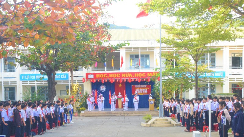 Giáo viên và học sinh thực hiện nghi lễ Chào cờ tại buổi tuyên truyền.