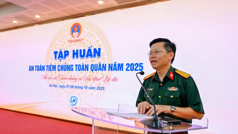 Đại tá, Phó Giáo sư, Tiến sĩ Lê Văn Đông, Phó cục trưởng Cục Quân y (Tổng cục Hậu cần-Kỹ thuật) phát biểu chỉ đạo tập huấn.