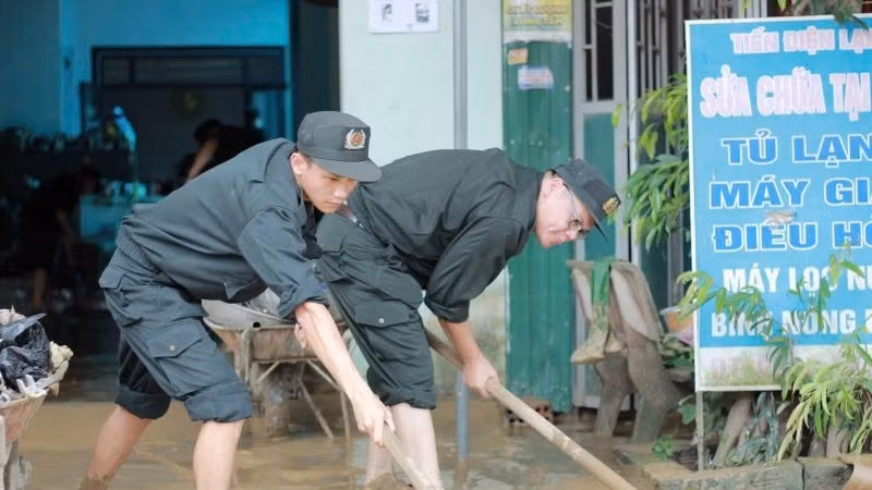 Thu dọn, nạo vét bùn đất cho 60 hộ gia đình ở thôn Tiến Thành, xã Con Cuông, Nghệ An.