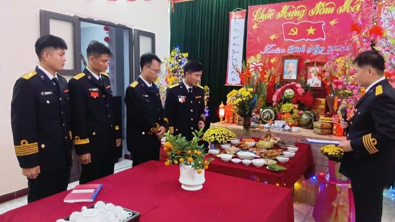 Cán bộ, chiến sĩ các cơ quan, đơn vị thi mâm cơm tất niên.