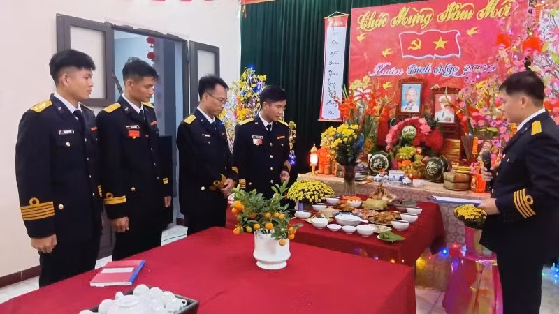 Cán bộ, chiến sĩ các cơ quan, đơn vị thi mâm cơm tất niên.