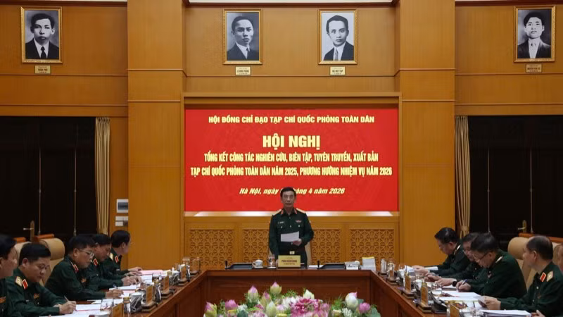 Đại tướng Phan Văn Giang, Ủy viên Bộ Chính trị, Phó Bí thư Quân ủy Trung ương, Bộ trưởng Quốc phòng, Chủ tịch Hội đồng Chỉ đạo Tạp chí Quốc phòng toàn dân chủ trì hội nghị.