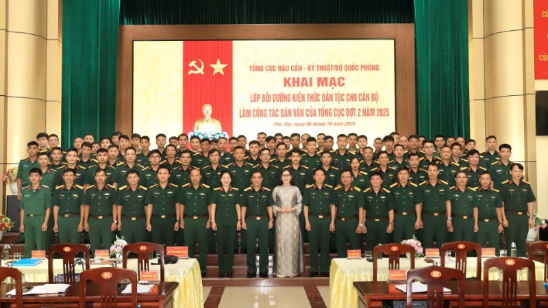 Các đại biểu tại lễ khai mạc.
