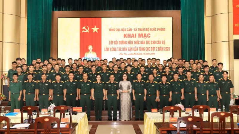 Các đại biểu tại lễ khai mạc.