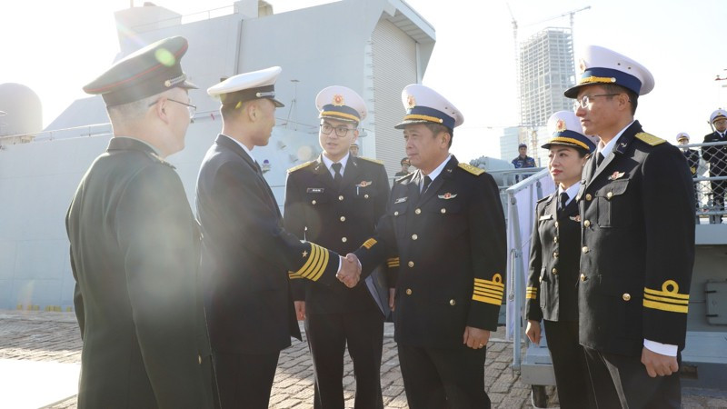 Đại diện Bộ tham mưu Hạm đội Bắc Hải của hải quân Trung Quốc đón đoàn.